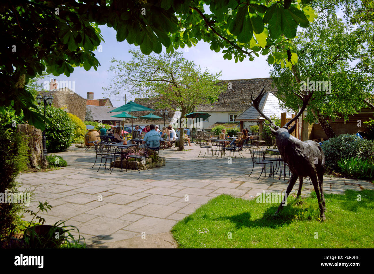 Der Garten des White Hart Pub/Restaurant in Fyfield, Oxfordshire Stockfoto