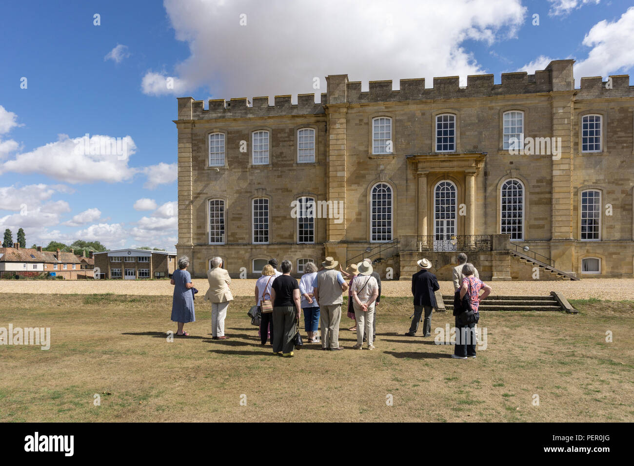 Eine Gruppe von Senioren auf eine geführte Tour zu Fuß durch die Kunst Fonds organisiert, der historischen Marktstadt Kimbolton, Cambridgeshire, Großbritannien Stockfoto