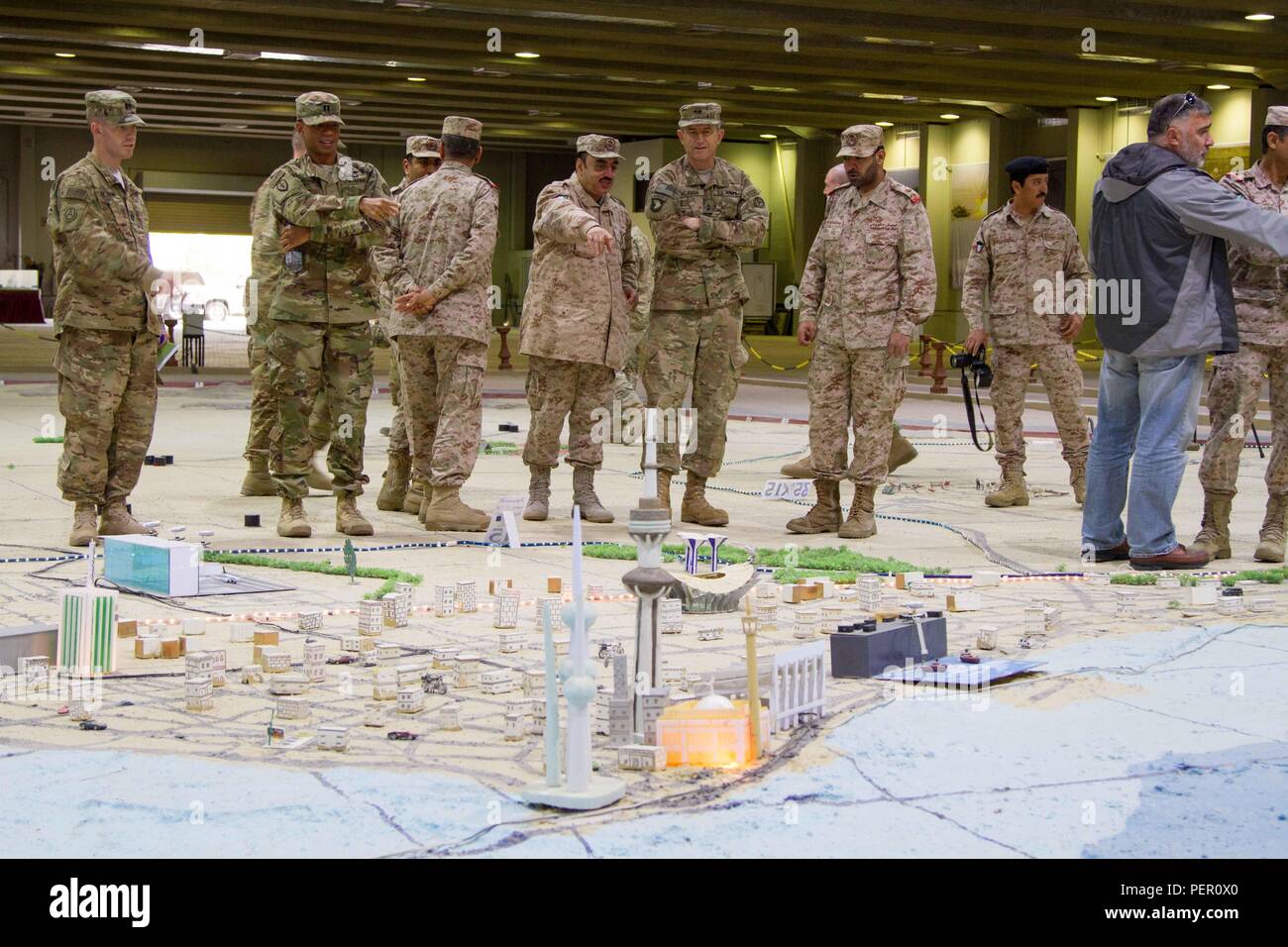Generalmajor William Hickman, U.S. Army Central Stellvertretenden Kommandierenden General-Operationen und USARCENT Captains sind zu Sand die Tabelle des 35th Brigade von Kuwait, ein Modell ihres Landes orientiert, während ein Führer Entwicklung Seminar am Sitz des 35 BDE. Die Ereignisse des Tages ging es um die Rolle der 35 BDE. an der Schlacht um die Brücken, eine große Schlacht am Anfang von Saddam Husseins Einmarsch in Kuwait vor 25 Jahren gespielt. (U.S. Armee Foto von Sgt. David N. Beckstrom, 19 Public Affairs, U.S. Army Central) Stockfoto