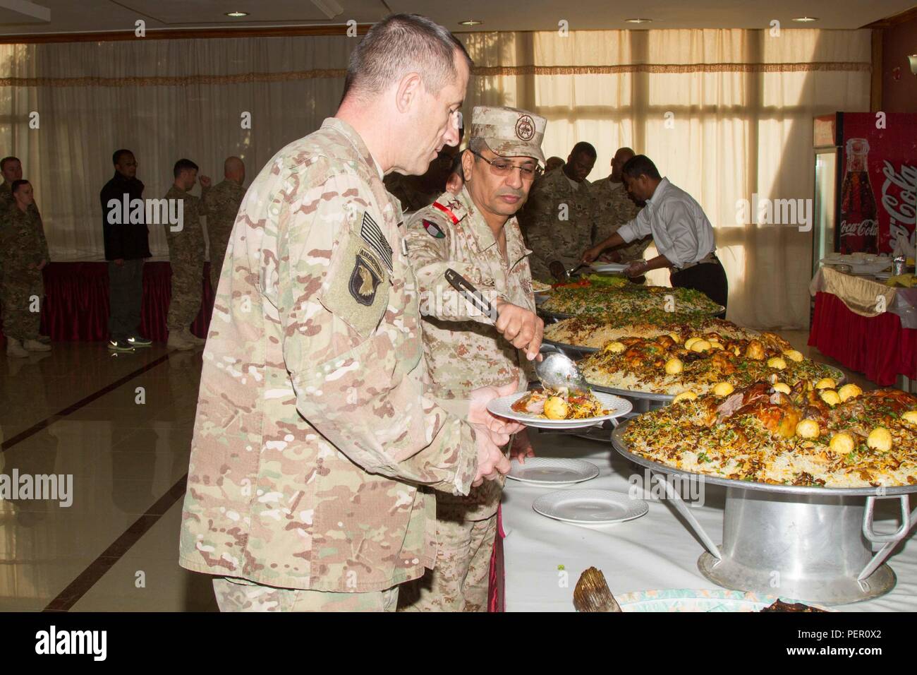 Oberst Mohammad D. al Khranij, der Kommandeur der 35th der kuwaitischen Armee Armored Brigade, serviert Speisen zu Generalmajor William Hickman, U.S. Army Central Stellvertretenden Kommandierenden General-Operationen, während der Führer berufliche Entwicklung Seminar am Sitz für 35 BDE. Die Ereignisse des Tages ging es um die Rolle der 35 BDE. an der Schlacht um die Brücken, eine große Schlacht am Anfang von Saddam Husseins Einmarsch in Kuwait vor 25 Jahren gespielt. (U.S. Armee Foto von Sgt. David N. Beckstrom, 19 Public Affairs, U.S. Army Central) Stockfoto