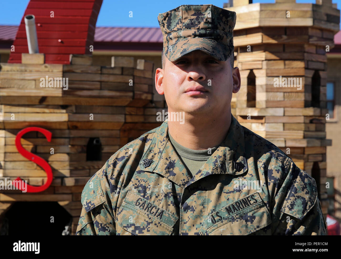 Sgt. Michel Garcia, ein schweres Gerät Mechaniker mit 7 Engineer Support Battalion, hat eine Marine seit mehr als acht Jahren. Garcia, ein Eingeborener von Newport News, Virginia, hat Ambitionen, ein Drill Instructor und eines Tages Gestaltung neuer Marines. Stockfoto