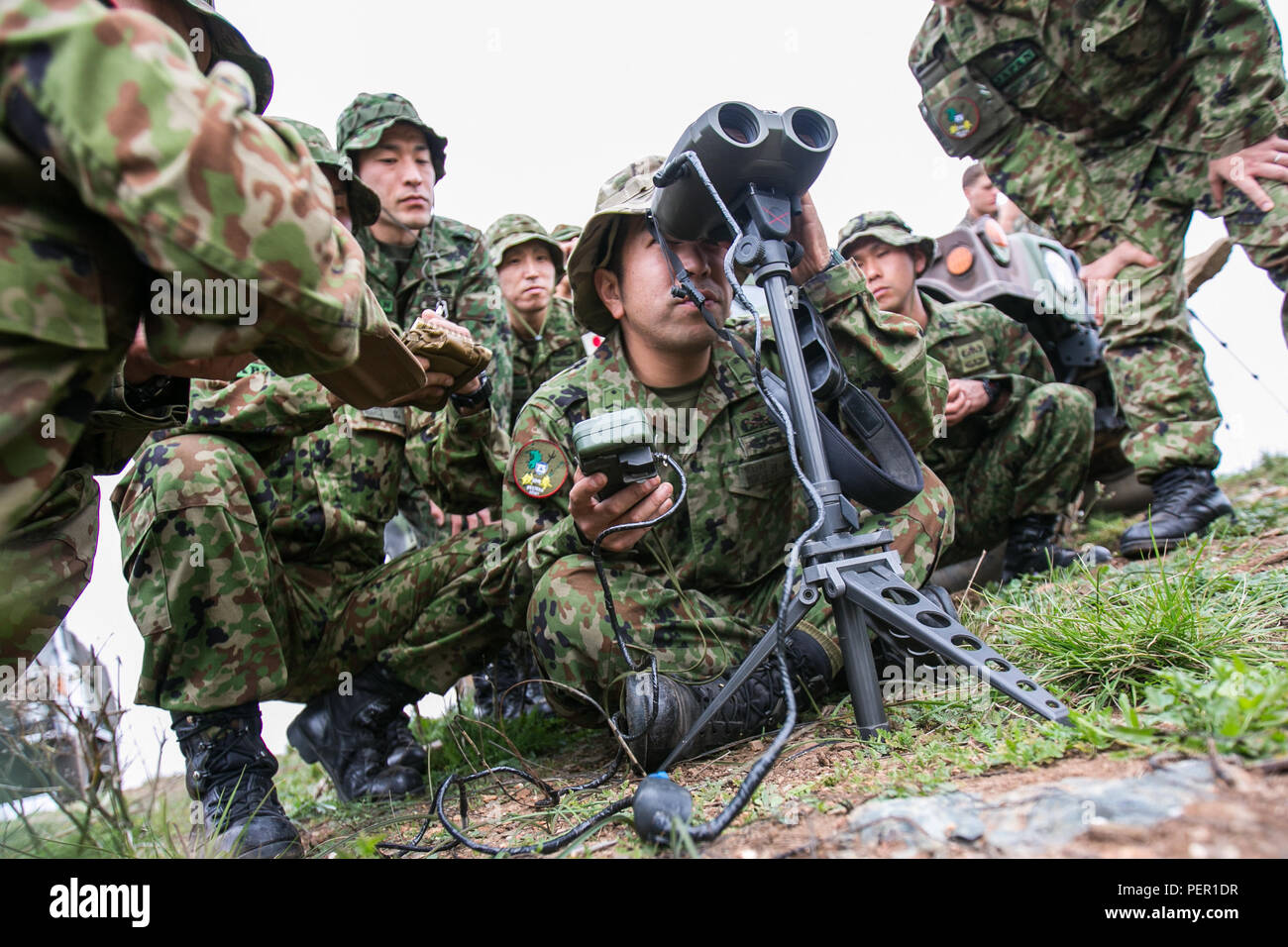 Japan Ground Self Defense Force (JGSDF) Soldaten sight-in mit Vektor Ferngläser unter Verwendung der Defense Advanced GPS-Empfänger (DAGR) während der Übung Iron Fist 2016 an Bord Camp Pendleton, Calif., 31.01.27. Die DAGR ist ein Dual Frequency Empfänger verwendet wird, um die Lage und Übertragung von Kartendaten angeben. (U.S. Marine Corps Foto von Cpl. Xzavior T. McNeal/Freigegeben) Stockfoto