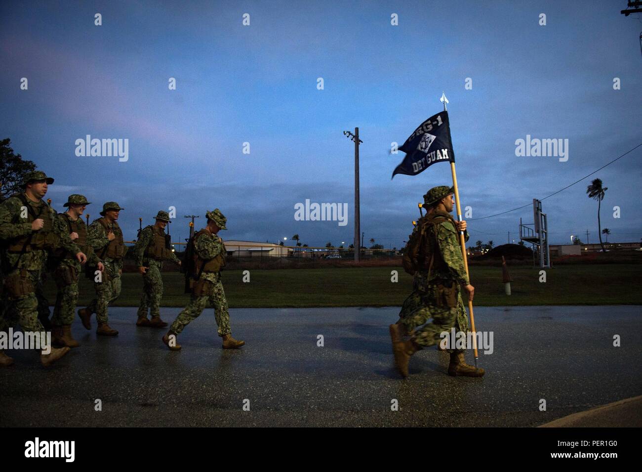 Master-at-Arms 3. Klasse Seite Pennison, zugeordnet zu den Küsten Riverine Gruppe eine Loslösung Guam (CRG-1 Det Guam), führt eine 6 km lange Befehl Kraft März während eines Befehls guidon am Marinestützpunkt Guam Jan. 29, 2016. CRG-1 an Commander, Task Force (CTF) 75, die primäre Expeditionary task force verantwortlich für die Planung und Ausführung der Küstengebiete Riverine operations, Beseitigung von Explosivstoffen, Tauchen- und Anlagenbau und Unterwasser Bau in den USA 7 Flotte Verantwortungsbereich zugeordnet. (U.S. Marine bekämpfen Kamera Foto von Petty Officer 1st Class Ace Rheaume/freigegeben) Stockfoto