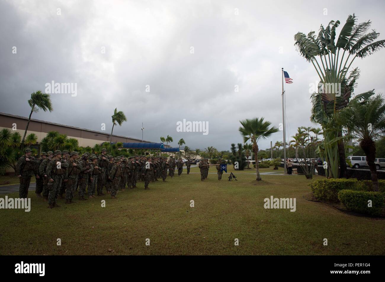 Segler, zugeordnet zu den Küsten Riverine Gruppe eine Loslösung Guam (CRG-1 Det Guam), beobachten Sie die Farben bei einem 6 Meile Befehl Kraft März im Marinestützpunkt Guam Jan. 29, 2016. CRG-1 an Commander, Task Force (CTF) 75, die primäre Expeditionary task force verantwortlich für die Planung und Ausführung der Küstengebiete Riverine operations, Beseitigung von Explosivstoffen, Tauchen- und Anlagenbau und Unterwasser Bau in den USA 7 Flotte Verantwortungsbereich zugeordnet. (U.S. Marine bekämpfen Kamera Foto von Petty Officer 1st Class Ace Rheaume/freigegeben) Stockfoto