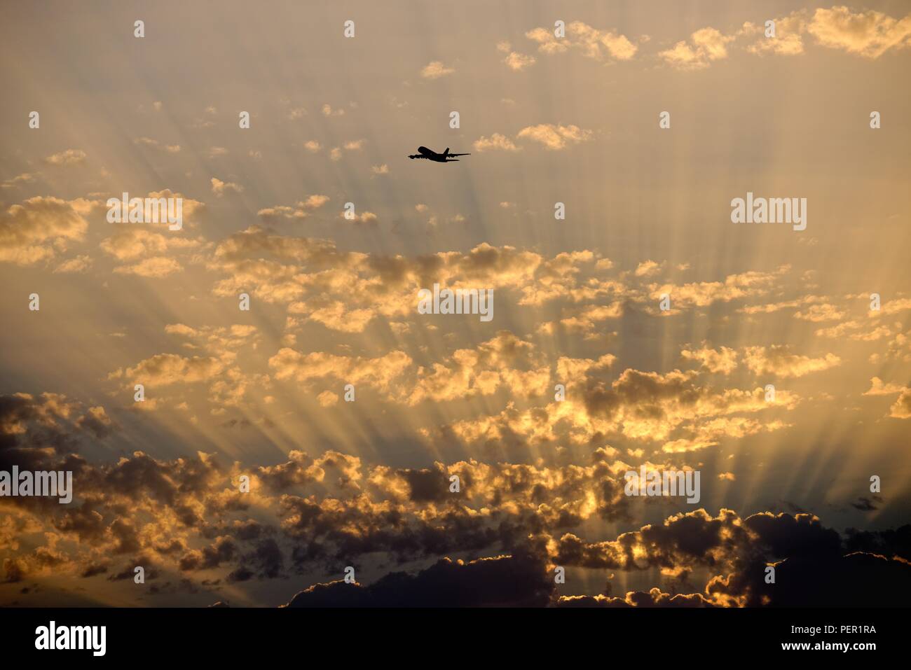 Sonnenuntergang, die dramatische Sonnenstrahlen durch die Höhenlage Staub in der Atmosphäre verursacht Stockfoto