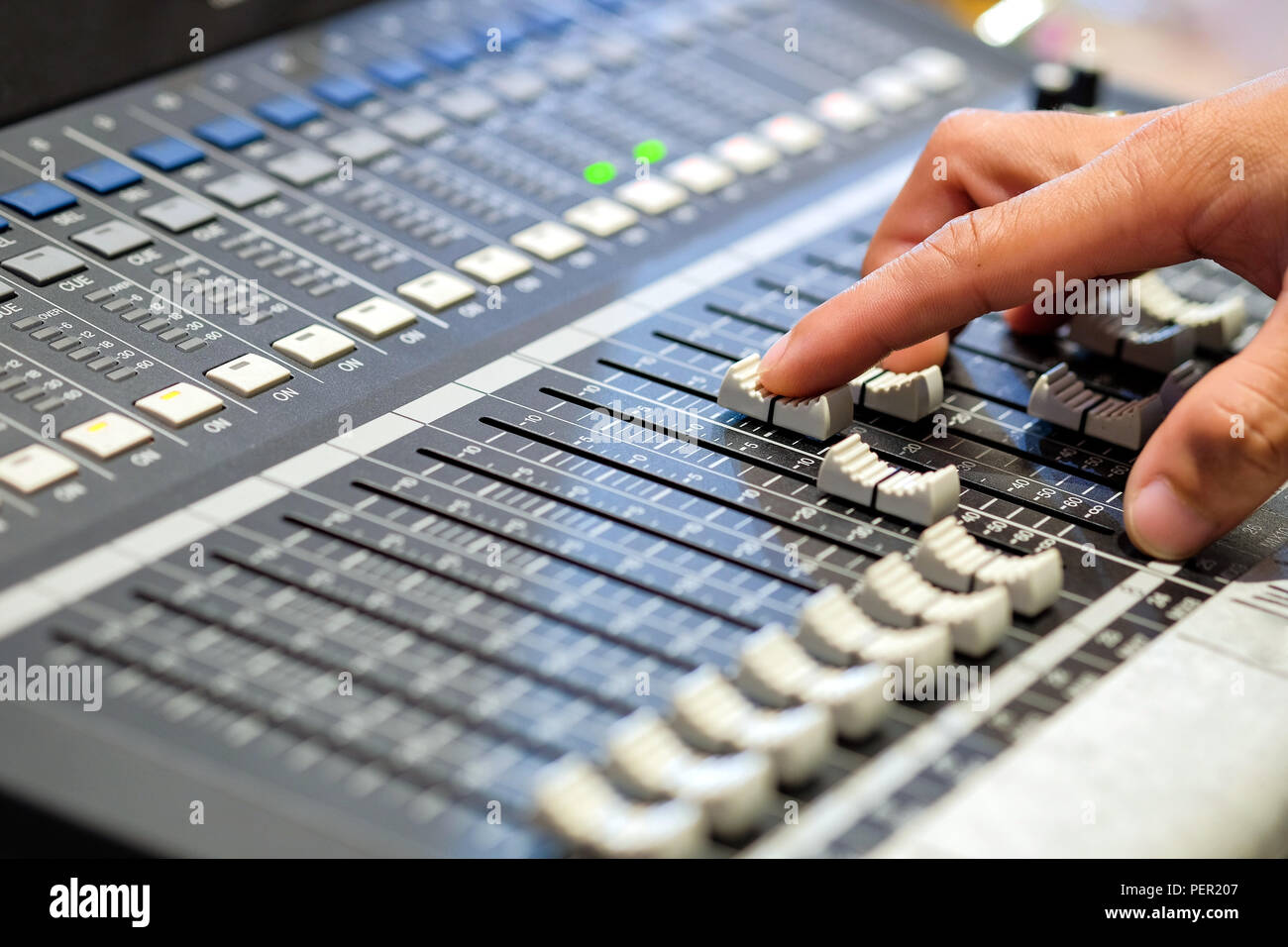 Die finger Tontechniker sind durch Drücken der Taste Audio Controller im Aufnahmeraum. Stockfoto