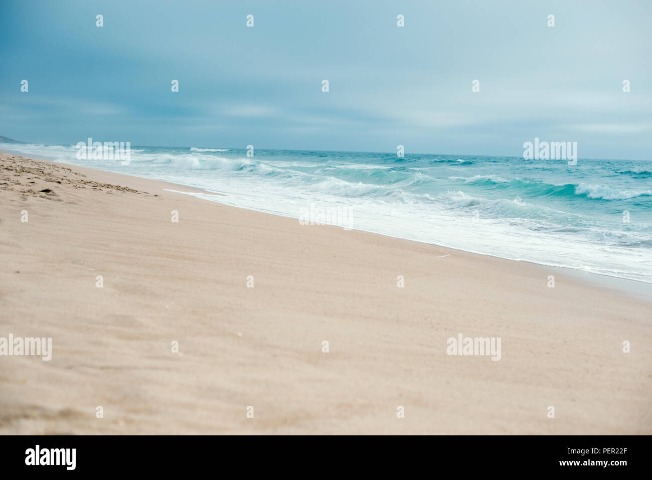 Blaues Meer, blauer Himmel und Sand in den Vordergrund Stockfoto