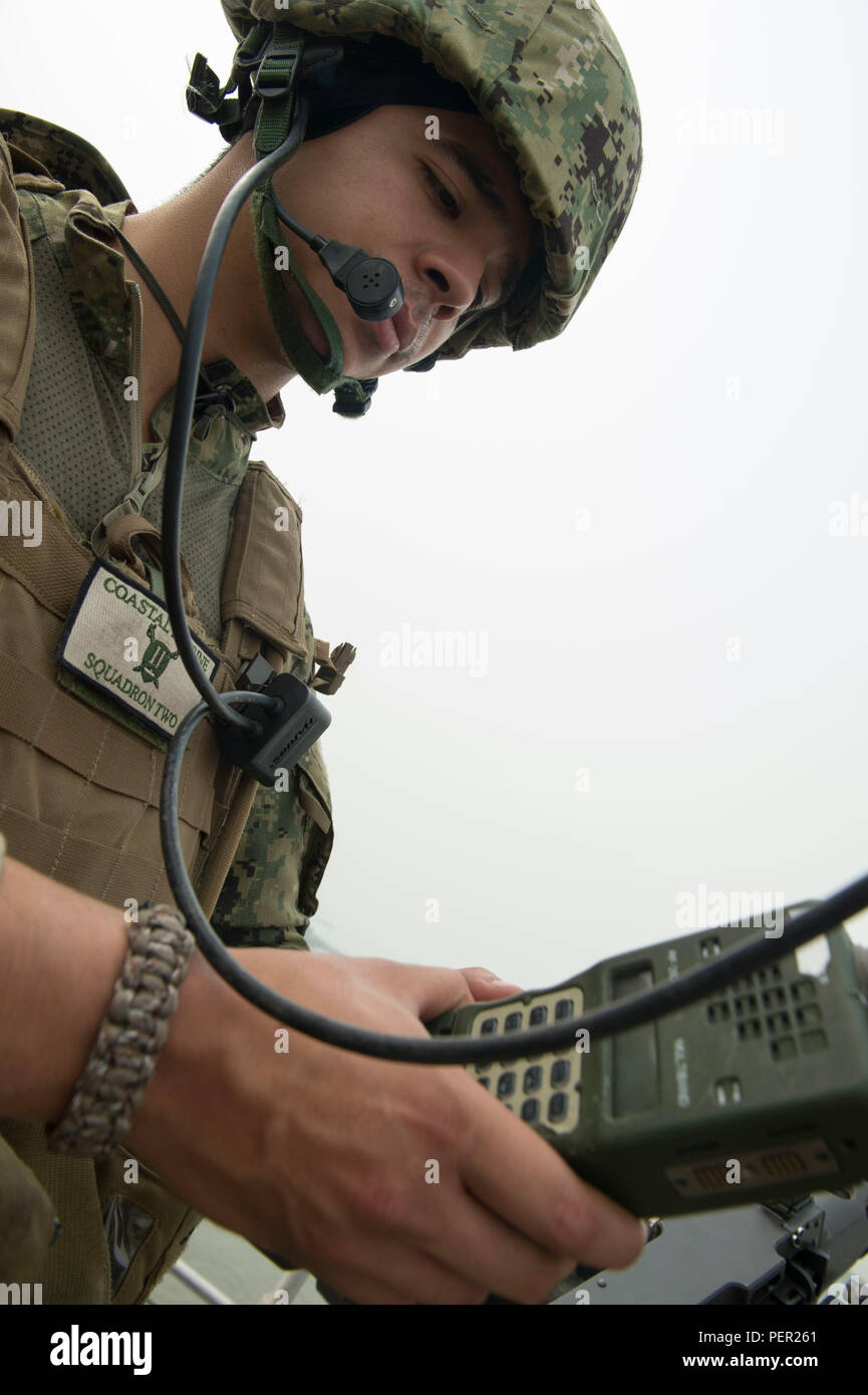 160130-N-WV703-319 SEKONDI, Ghana (30. Januar 2016) Waffenwart 3. Klasse Daniel Lovato steht Uhr als Mitglied der eingeschifften Sicherheits-Team an Bord USNS Speerspitze (T-EPF 1) 30. Januar 2016. Das Military Sealift Command expeditionary schnellen Transportschiff USNS Speerspitze auf einen geplanten Einsatz in den USA ist 6. Flotte Einsatzgebiet zur Unterstützung der internationalen Zusammenarbeit Kapazitäten Programm Afrika Partnerschaft Station. (Foto: U.S. Navy Mass Communication Specialist 3. Klasse Amy M. Ressler/freigegeben) Stockfoto