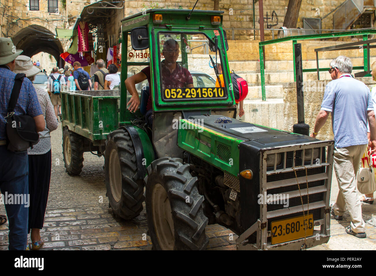 10. Mai 2018 ein kleiner Traktor Stil uvehicle, Trailer zurück und Treiber für einfachen Zugriff auf die engen Gassen der Altstadt von Jerusalem Israel verwendet. Stockfoto