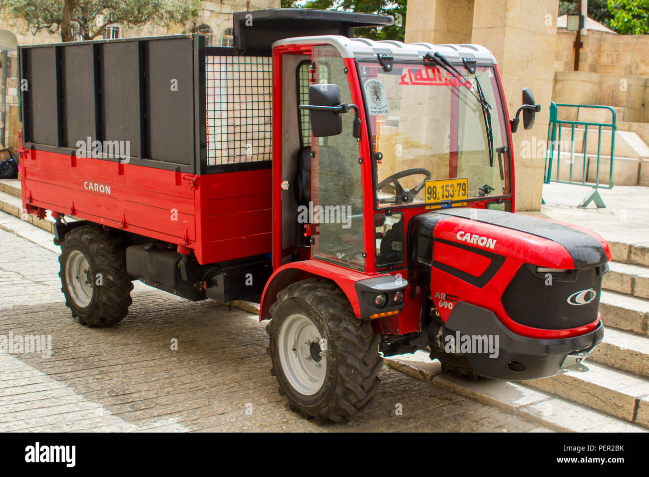 10. Mai 2018 ein kleiner Traktor stil Fahrzeug und Anhänger zurück mit hohen sidesused für einfachen Zugriff auf die engen Gassen der Altstadt von Jerusalem ICH Stockfoto