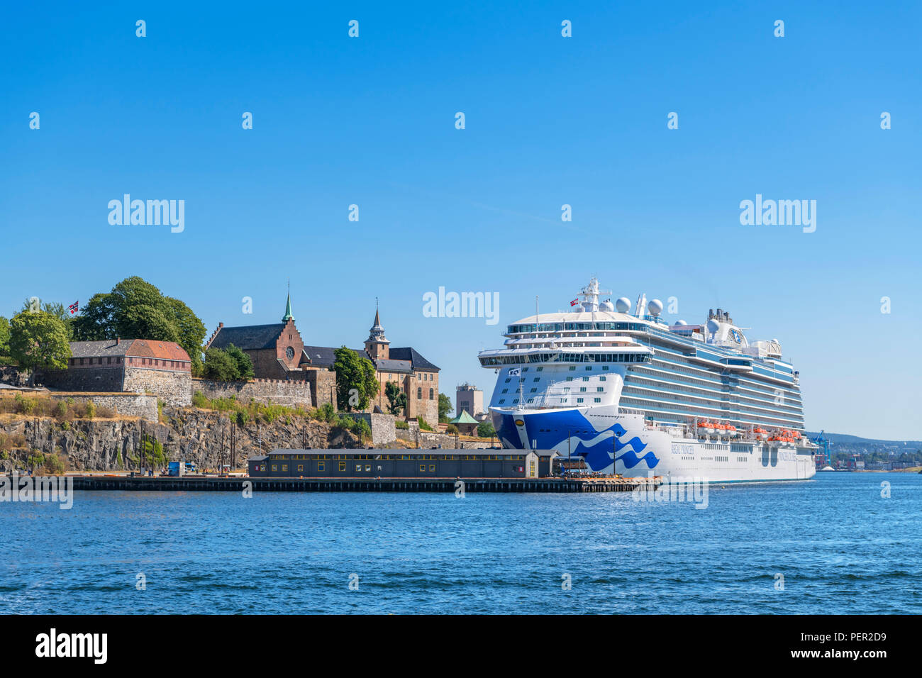 Regal Princess Cruise Liner vor der Festung Akershus (Akershus Festning) und Schloss Akershus (Akershus Slott), Oslo, Norwegen Stockfoto