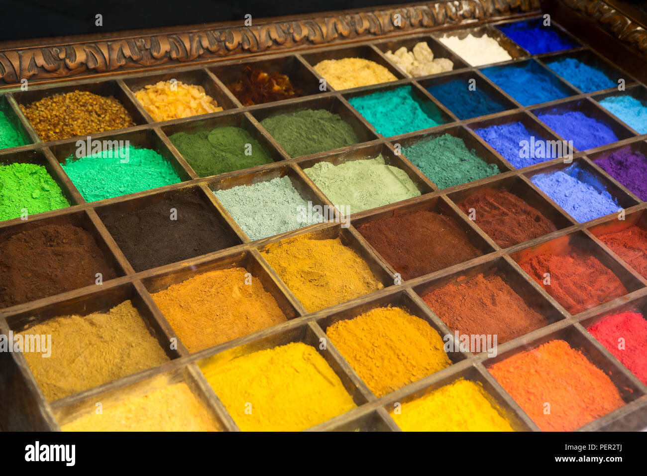 Ein Bild von einem farbigen Sand in die Felder ein. Viele Farbtöne in verschiedenen Farben. Die Farbe ist natürlich Stockfotografie