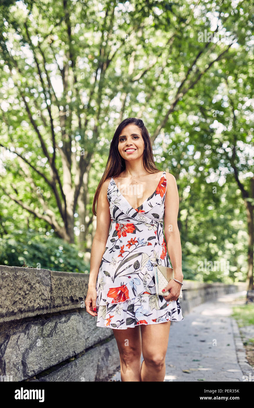 Gorgeous Latina, Hispanic Frau Spaziergänge durch den Park Stockfoto