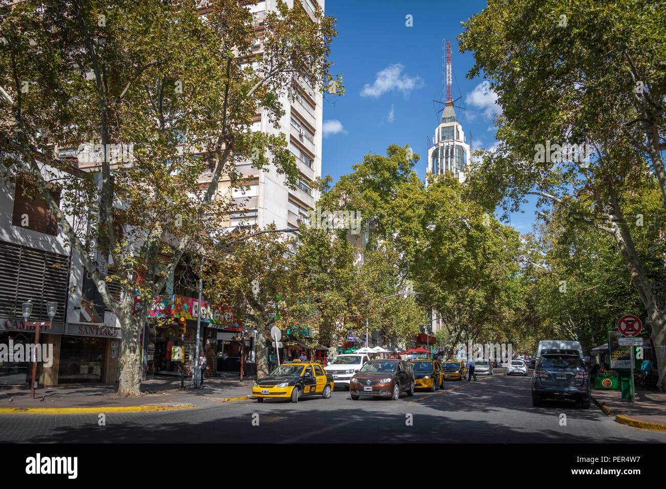 San Martin Avenue und Edificio Gomez Gebäude - Mendoza, Argentinien Stockfoto