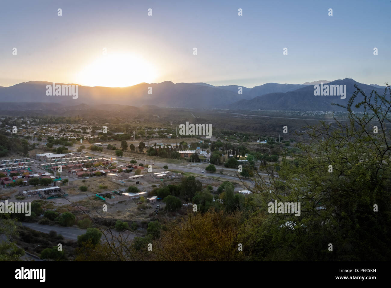 Luftaufnahme von Mendoza Sonnenuntergang vom Cerro de la Gloria an General San Martin Park - Mendoza, Argentinien - Mendoza, Argentinien Stockfoto