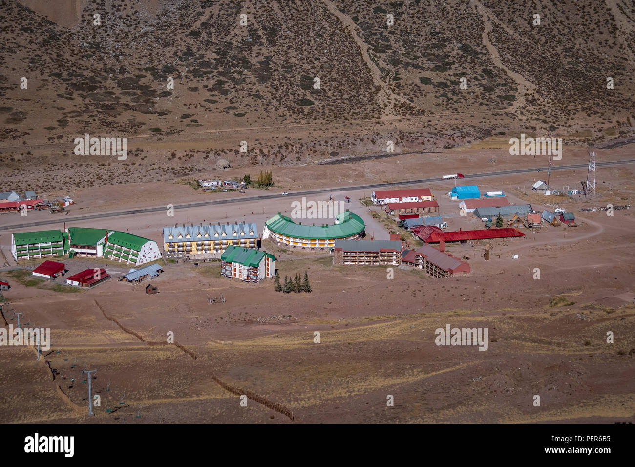 Luftaufnahme von Los Penitentes Ski Resort Dorf im Sommer in die Cordillera de Los Andes - Provinz Mendoza, Argentinien Stockfoto