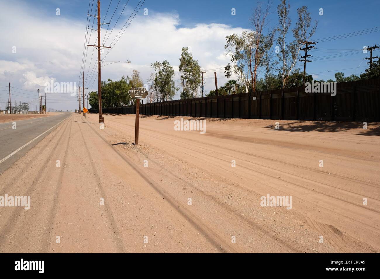 Das historische Interesse melden östlich von Calexico in der Nähe der US-mexikanischen Grenze Zaun, alerting Reisende der Gedenktafel zur Erinnerung an die Ankunft der Bewässerung. Stockfoto