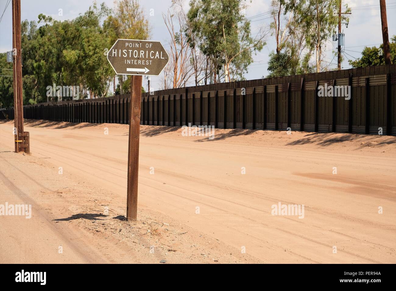 Das historische Interesse melden östlich von Calexico in der Nähe der US-mexikanischen Grenze Zaun, alerting Reisende der Gedenktafel zur Erinnerung an die Ankunft der Bewässerung. Stockfoto
