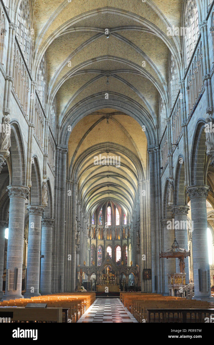 Interieur von Ypern/Ieper Kathedrale, in Ypern/Ieper, Belgien, nach unten schaut der Mittelgang auf dem Hochaltar. Stockfoto
