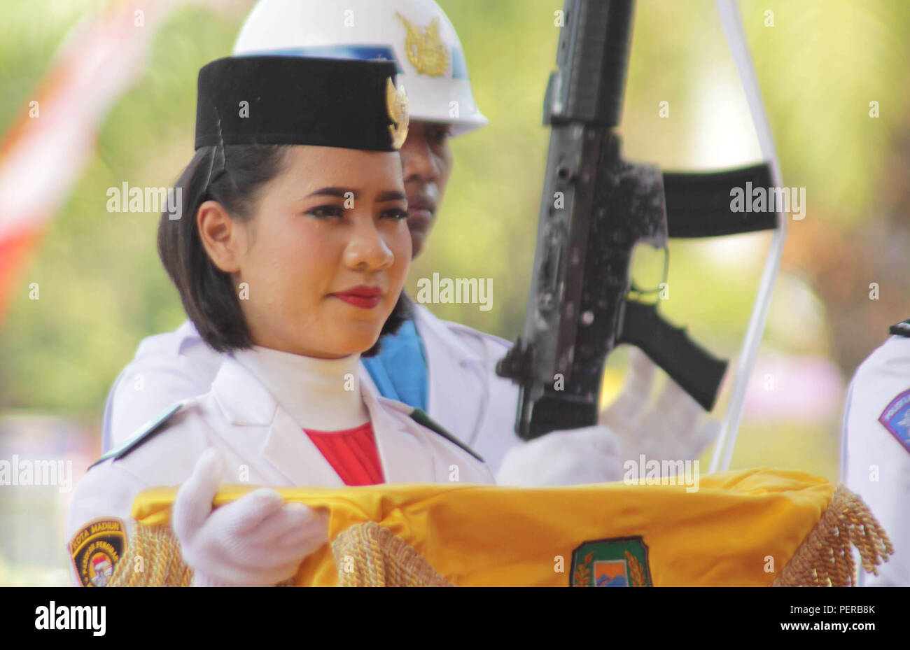 Madiun, Indonesien. 15 Aug, 2018. Heirloom Flag raisers [Pakibraka] Während die Generalprobe des Anhebung Zeremonie und die Verminderung der roten und weißen Fahne auf dem 73 indonesische Unabhängigkeit Tag Verkündigung Zeremonie. Credit: Ajun Ally/Pacific Press/Alamy leben Nachrichten Stockfoto