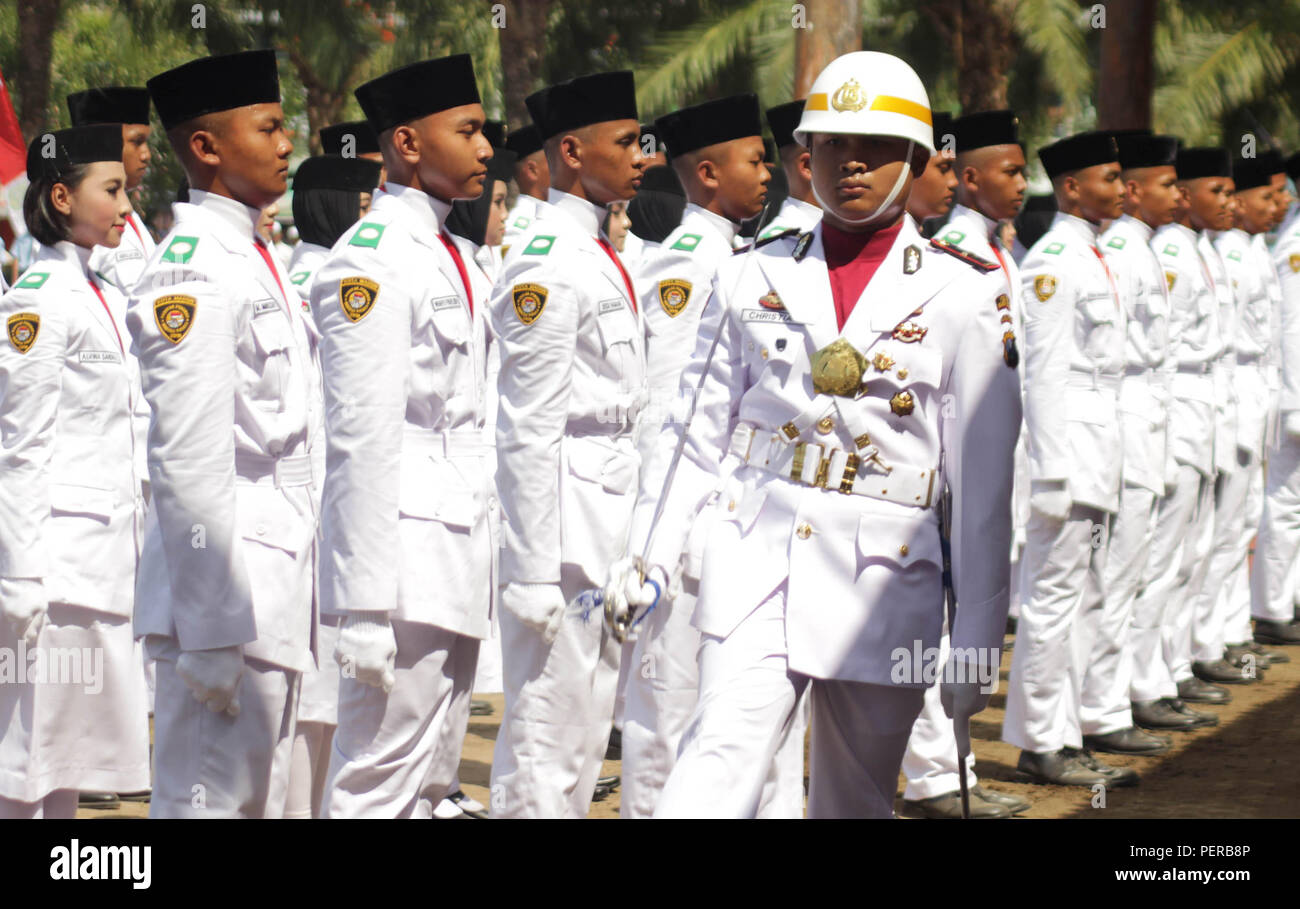 Madiun, Indonesien. 15 Aug, 2018. Heirloom Flag raisers [Pakibraka] Während die Generalprobe des Anhebung Zeremonie und die Verminderung der roten und weißen Fahne auf dem 73 indonesische Unabhängigkeit Tag Verkündigung Zeremonie. Credit: Ajun Ally/Pacific Press/Alamy leben Nachrichten Stockfoto