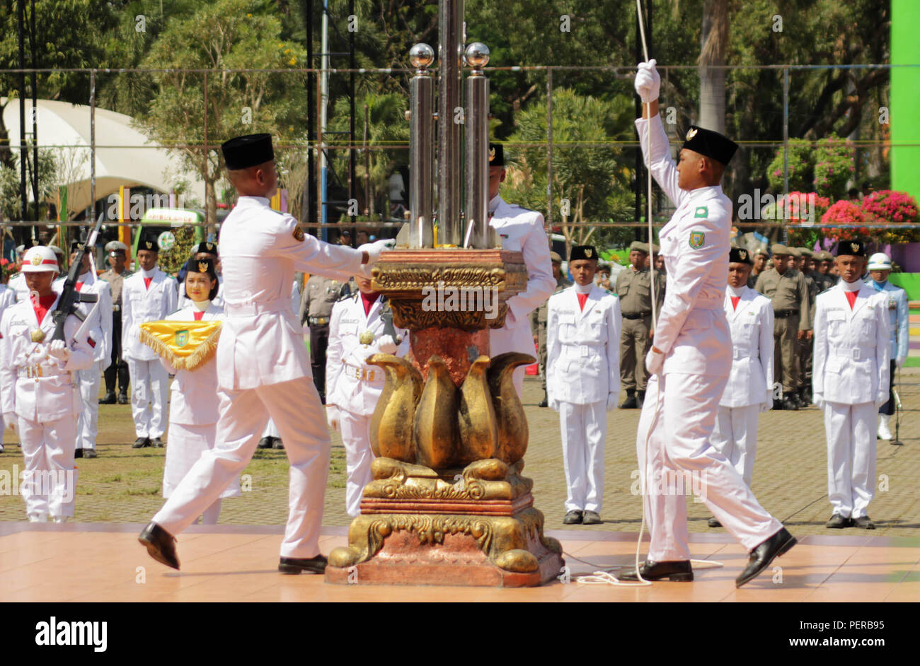 Madiun, Indonesien. 15 Aug, 2018. Heirloom Flag raisers [Pakibraka] Während die Generalprobe des Anhebung Zeremonie und die Verminderung der roten und weißen Fahne auf dem 73 indonesische Unabhängigkeit Tag Verkündigung Zeremonie. Credit: Ajun Ally/Pacific Press/Alamy leben Nachrichten Stockfoto