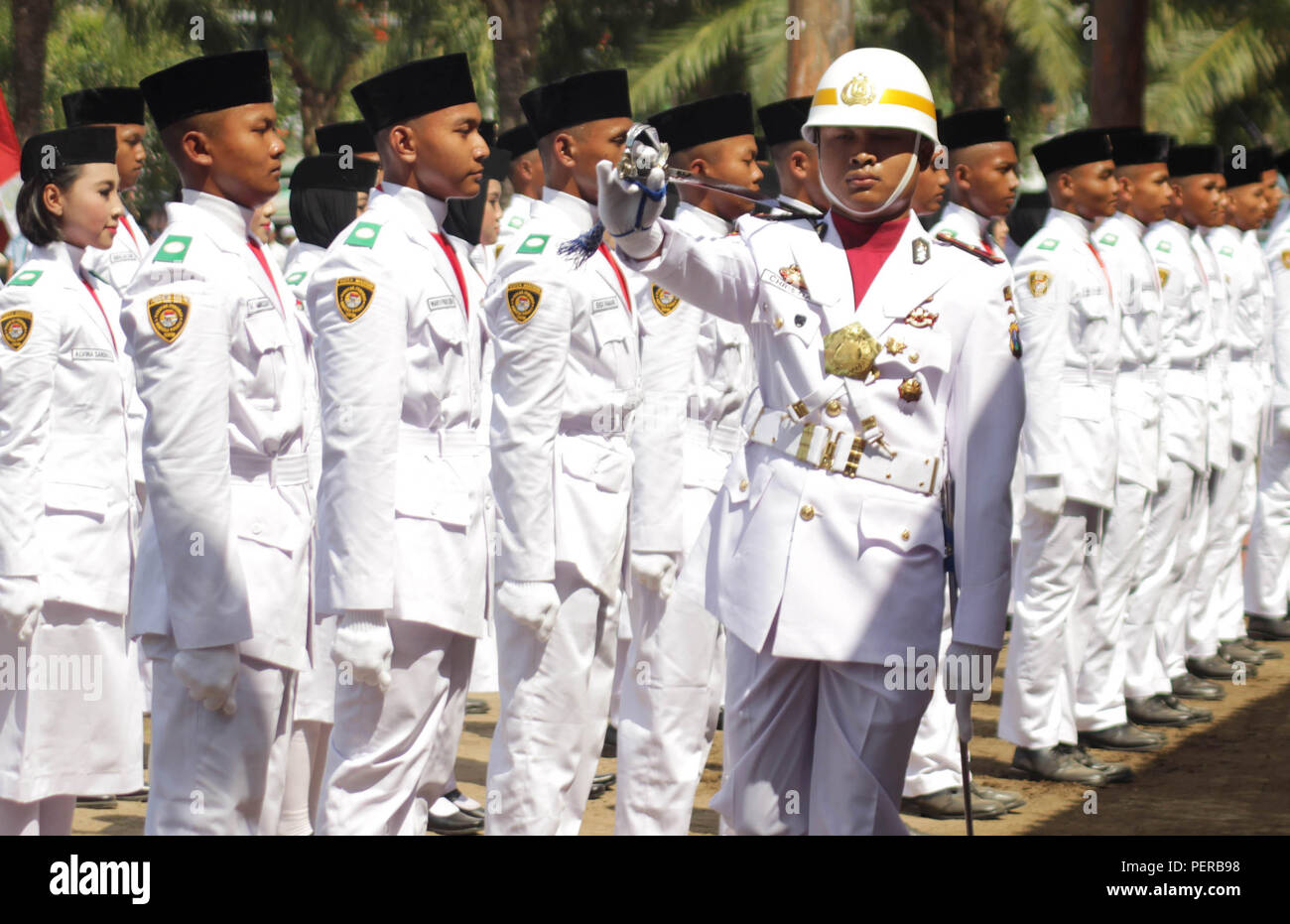 Madiun, Indonesien. 15 Aug, 2018. Heirloom Flag raisers [Pakibraka] Während die Generalprobe des Anhebung Zeremonie und die Verminderung der roten und weißen Fahne auf dem 73 indonesische Unabhängigkeit Tag Verkündigung Zeremonie. Credit: Ajun Ally/Pacific Press/Alamy leben Nachrichten Stockfoto