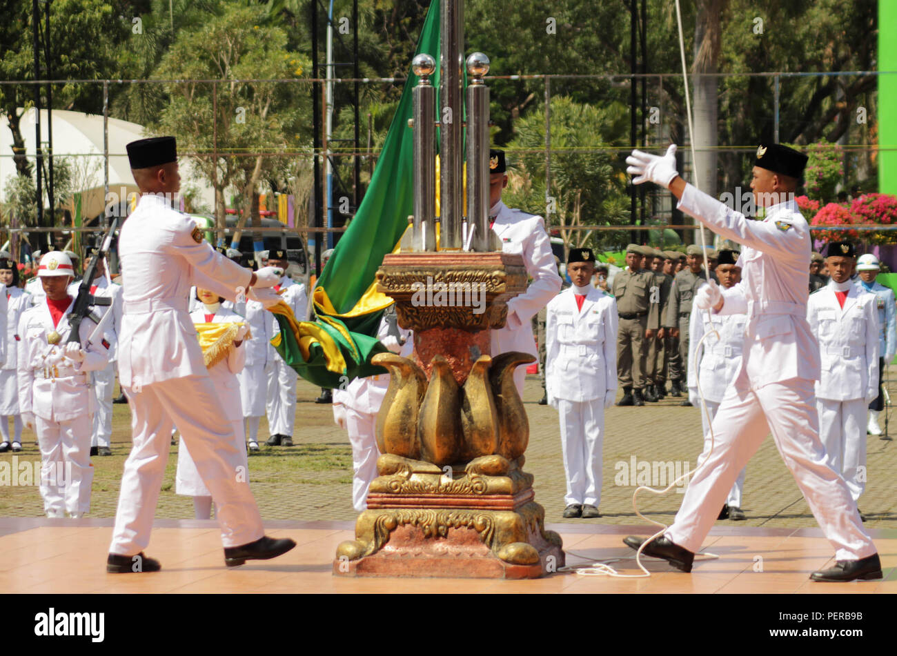 Madiun, Indonesien. 15 Aug, 2018. Heirloom Flag raisers [Pakibraka] Während die Generalprobe des Anhebung Zeremonie und die Verminderung der roten und weißen Fahne auf dem 73 indonesische Unabhängigkeit Tag Verkündigung Zeremonie. Credit: Ajun Ally/Pacific Press/Alamy leben Nachrichten Stockfoto