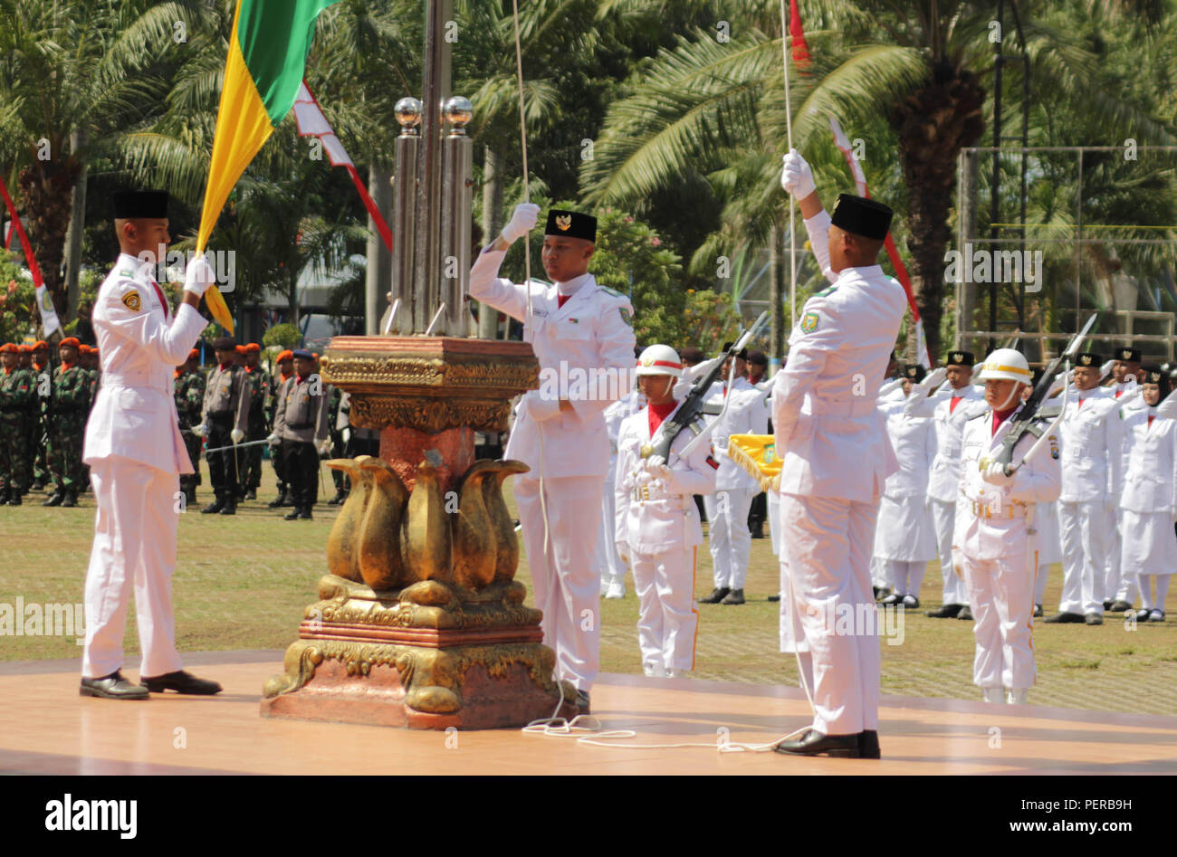 Madiun, Indonesien. 15 Aug, 2018. Heirloom Flag raisers [Pakibraka] Während die Generalprobe des Anhebung Zeremonie und die Verminderung der roten und weißen Fahne auf dem 73 indonesische Unabhängigkeit Tag Verkündigung Zeremonie. Credit: Ajun Ally/Pacific Press/Alamy leben Nachrichten Stockfoto