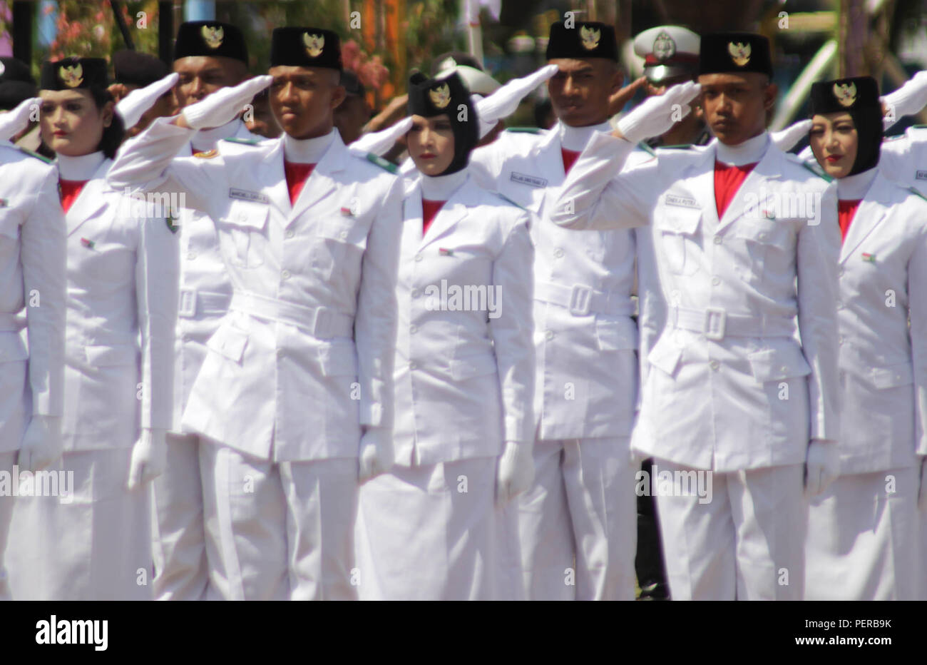 Madiun, Indonesien. 15 Aug, 2018. Heirloom Flag raisers [Pakibraka] Während die Generalprobe des Anhebung Zeremonie und die Verminderung der roten und weißen Fahne auf dem 73 indonesische Unabhängigkeit Tag Verkündigung Zeremonie. Credit: Ajun Ally/Pacific Press/Alamy leben Nachrichten Stockfoto