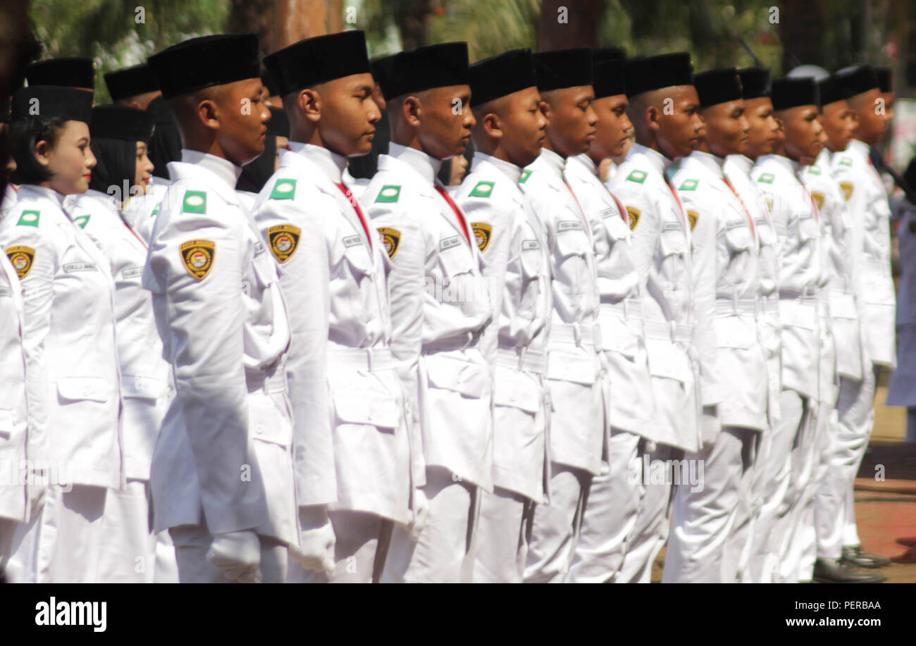 Madiun, Indonesien. 15 Aug, 2018. Heirloom Flag raisers [Pakibraka] Während die Generalprobe des Anhebung Zeremonie und die Verminderung der roten und weißen Fahne auf dem 73 indonesische Unabhängigkeit Tag Verkündigung Zeremonie. Credit: Ajun Ally/Pacific Press/Alamy leben Nachrichten Stockfoto