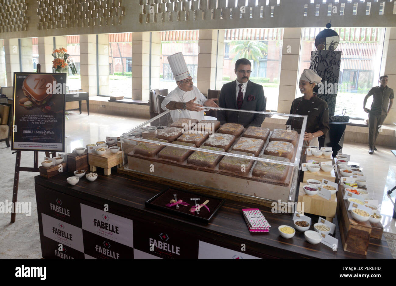 Kolkata, Indien. 16 Aug, 2018. ITC Sonar Bangla General Manager Atul Bhalla (Mitte) und Executive Chef Vijay Malhotra (links) die Sonderausgabe von 72 kg Schokolade anlässlich der 72. Tag der Unabhängigkeit zu enthüllen. Credit: Saikat Paul/Pacific Press/Alamy leben Nachrichten Stockfoto