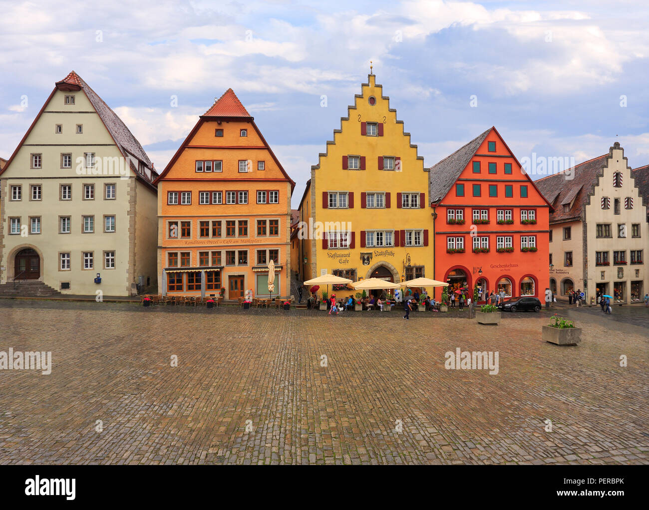 Touristen genießen Sie Shopping und Architektur in Markplatz mit traditionellen Häusern, Rothenburg o.d. Tauber, Mittelfranken, Bayern, Deutschland Stockfoto