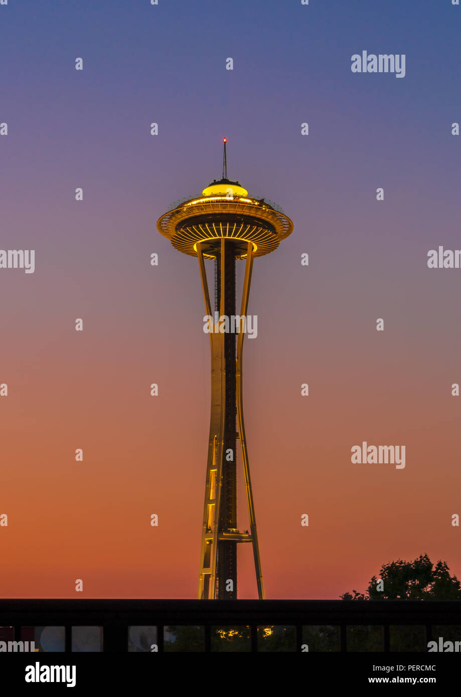 Seattle Space Needle (Aussichtsturm) bei Sonnenuntergang in Seattle, Washington. Stockfoto