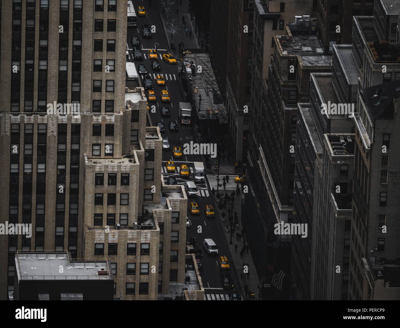 New York Architektur Straßen von oben mit gelben Taxi im Fokus geringer Sättigung Stockfoto
