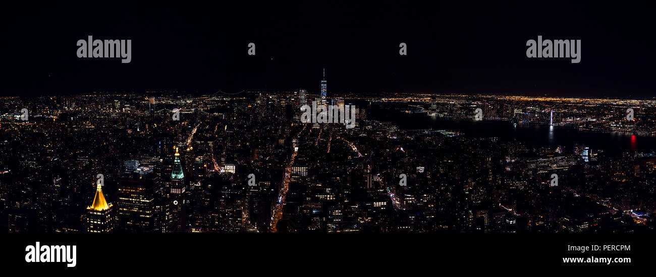 Breites Panorama Blick vom Empire State Gebäude, während der Nacht zu Downtown Stockfoto