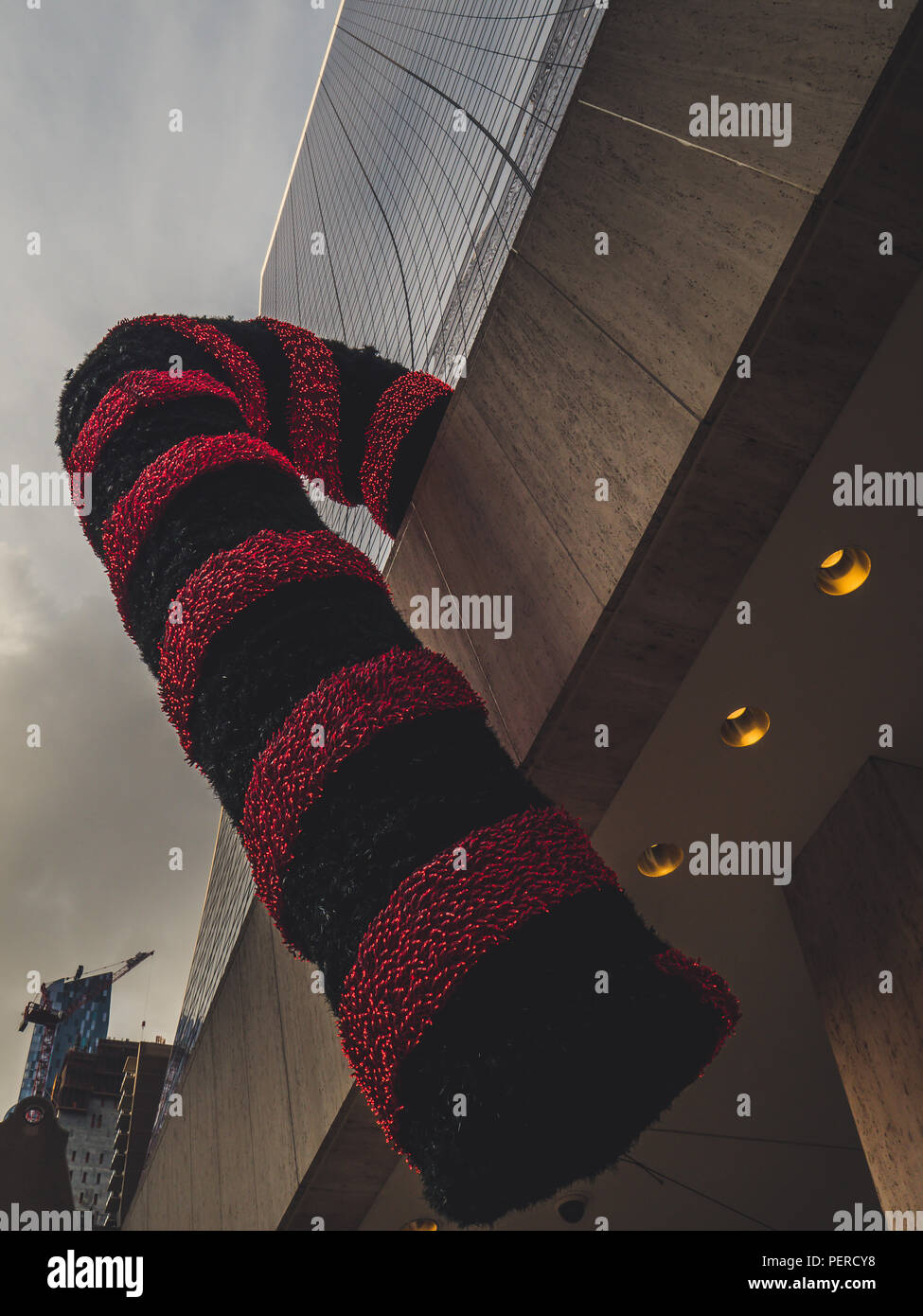 Giant real Weihnachten Zuckerstange hängen von einem Gebäude Weihnachten Dekoration usa Stockfoto