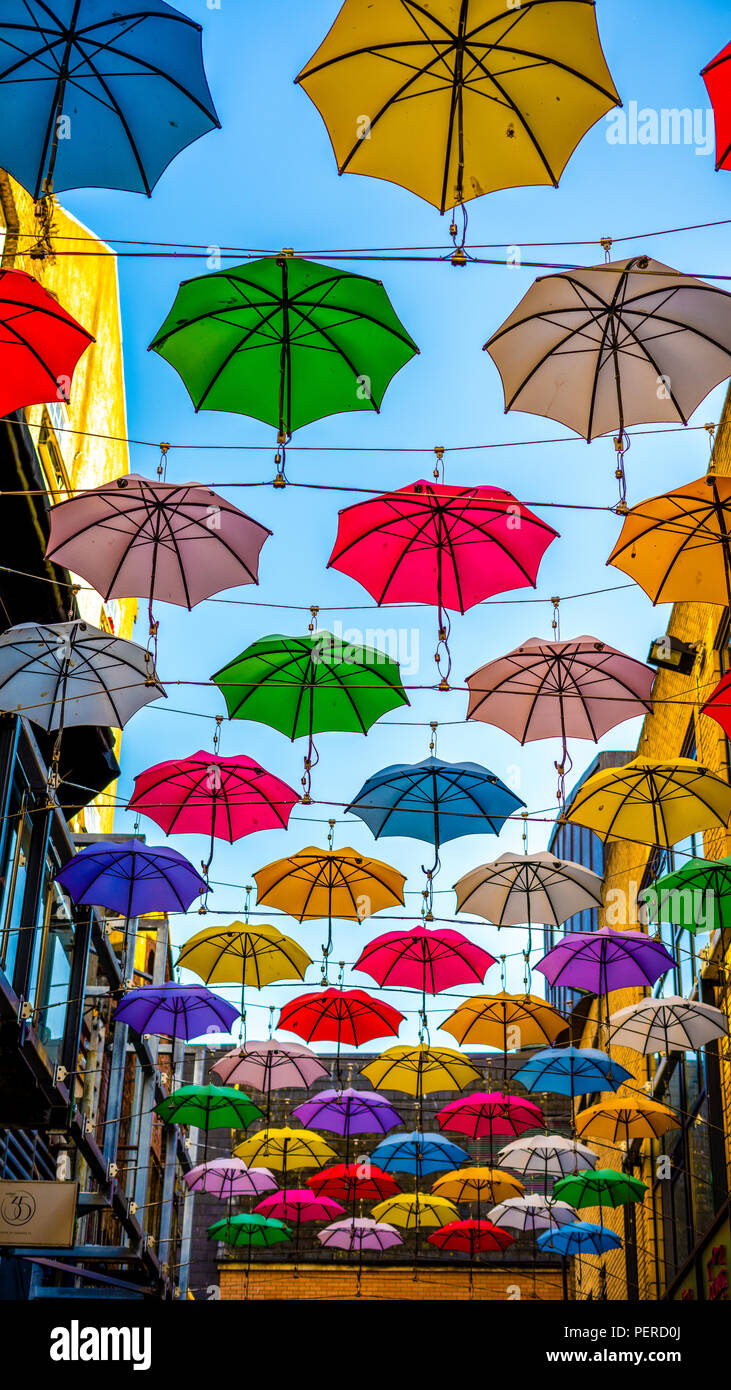 Hellen Sonnenschirmen schmücken den Himmel in Dublin, Irland. Stockfoto