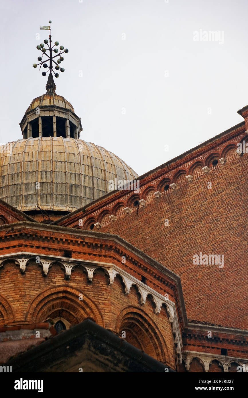 Chiesa di San Zanipolo, aka Chiesa dei Santi Giovanni e Paolo: Backsteingotik und Dome, Castello, Venice, Italien Stockfoto