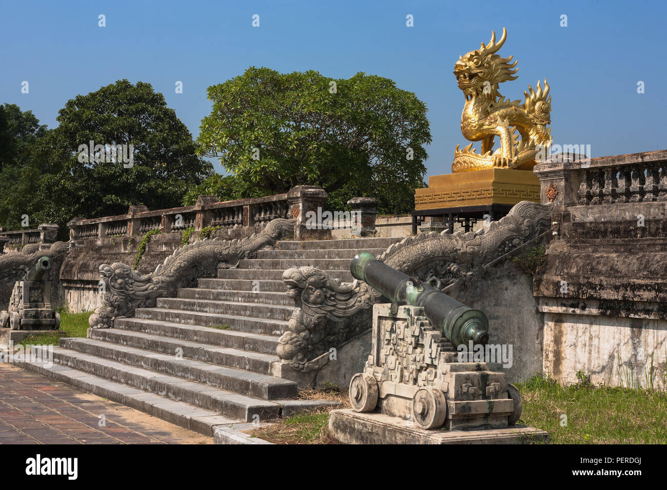 Terrasse mit Kanone und Golden Dragon, Forbidden Purple City, Hue, Vietnam Stockfoto
