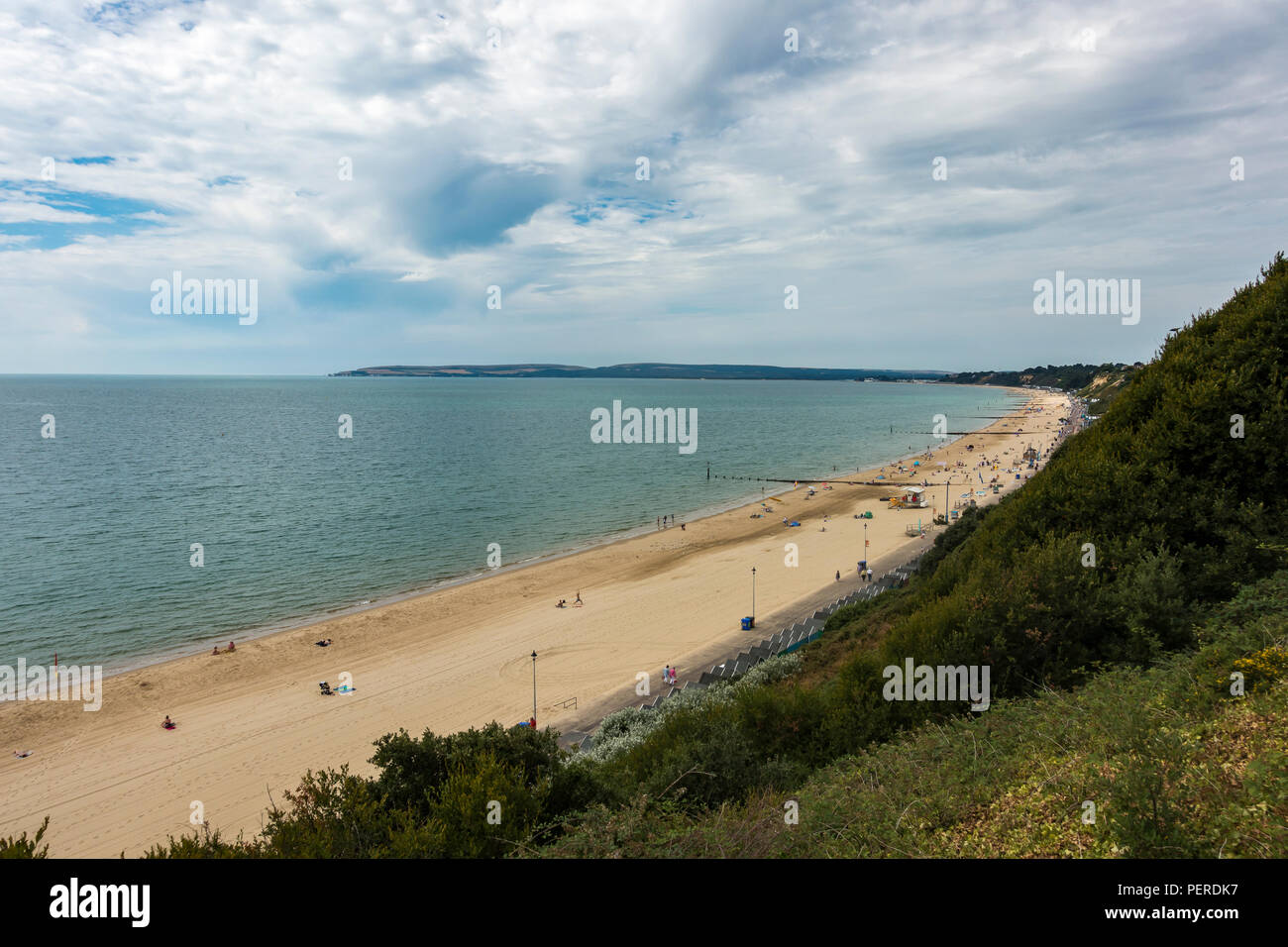 Blick auf den Strand von Bournemouth aus dem CLIFFTOP an einem Montag Morgen im Juli 2018, Bournemouth, Dorset, Großbritannien Stockfoto