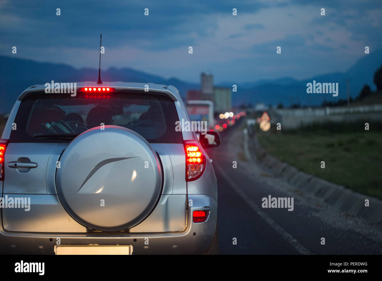 Verkehr auf einer Straße in Rumänien, viele Autos Fahren bei Nacht Stockfoto