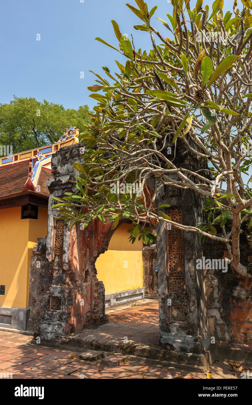 Krieg - beschädigte Torbogen, Vorgehensweise bei Cung Diên Thọ, Imperial City, Hue, Vietnam Stockfoto