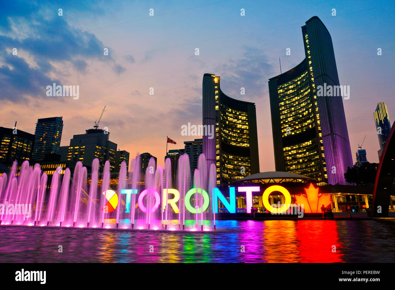 Toronto, Ontario/Kanada - 16. August 2018: Rathaus mit selfie Schild Zeitraffer mit bunten Spiegelungen in der reflektierenden Pool Stockfoto