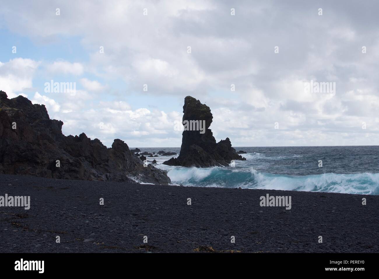 Schöne basaltischen schwarzer Strand im Nationalpark Snaefellsjoekull Stockfoto