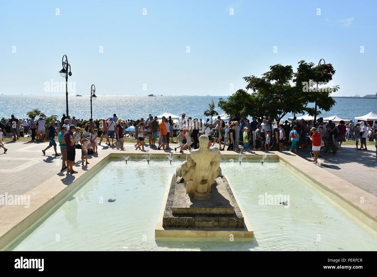 CONSTANTA, Rumänien - 15. AUGUST 2018. Touristen in der Marine Tag 2018 Veranstaltung am Ufer des Schwarzen Meeres, Constanta, Rumänien. Stockfoto