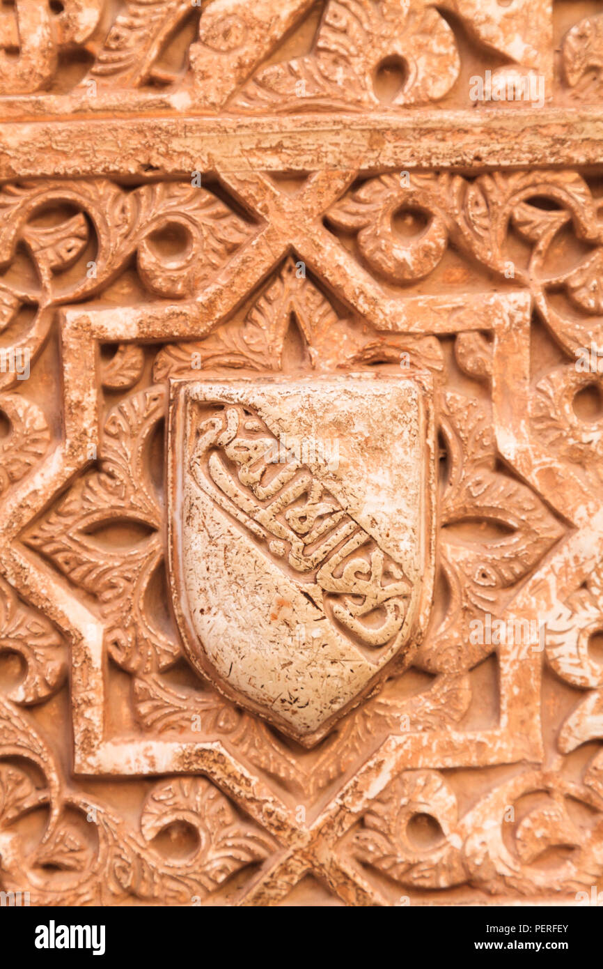 Detail der dekorativen Stuckarbeiten Schild an der Wand des Alhambrs Palace in Granada Spanien Stockfoto