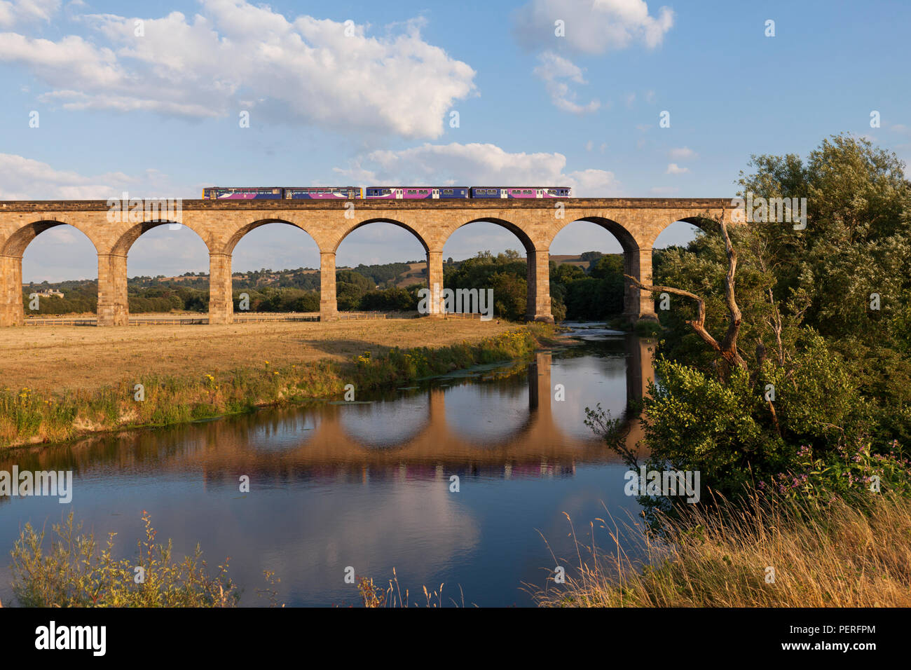 Eine nördliche Bahn Leeds Knareborough Bahnübergang Wharfedale Viadukt (Anlegestelle) einer Klasse 150 Sprinter + 144 Pacer Stockfoto