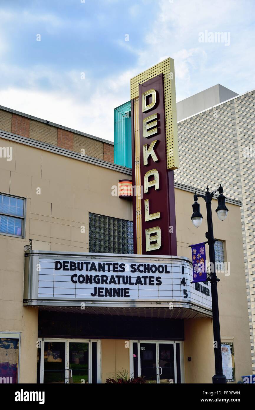 DeKalb, Illinois, USA. Das DeKalb Theater eröffnet im Jahr 1949 mit dem Film "an einem Sonntag Nachmittag." Das Theater wurde von dem Architekten Axel J. Claesson konzipiert. Stockfoto