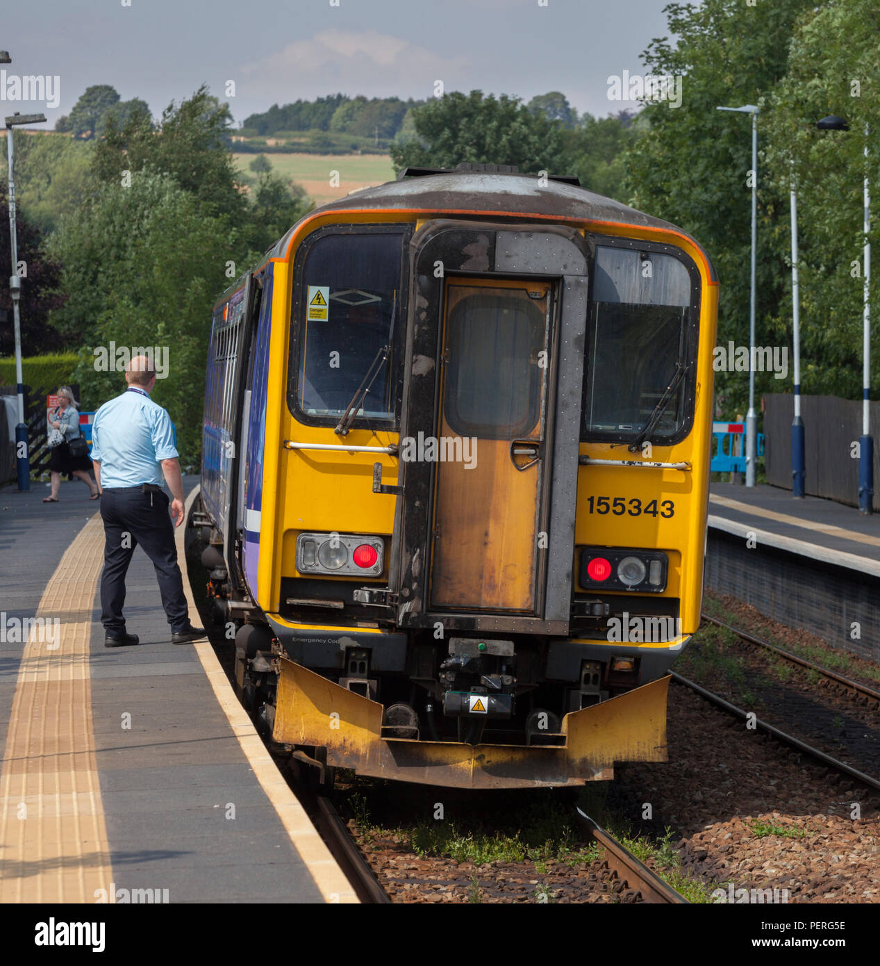 Arriva Northern Rail Leiter-/guard Kontrollen auf WEETON vor dem Schließen der Türen auf eine Klasse 155 Sprinter Zug Stockfoto